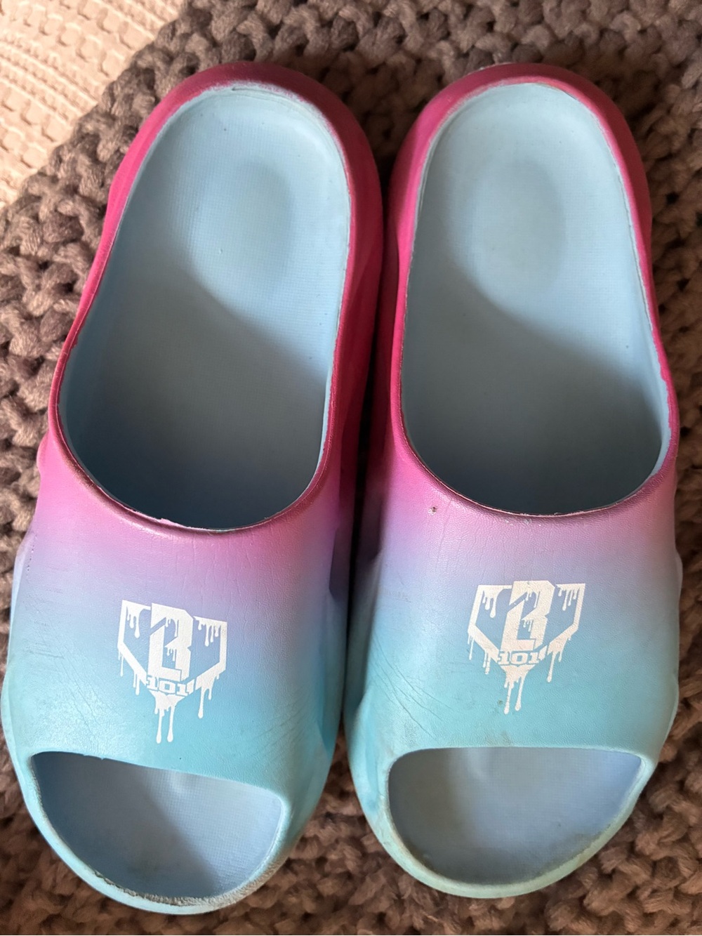 Baseball lifestyle 101 Pink to Blue Slip-On Sandals with Graphic Logo